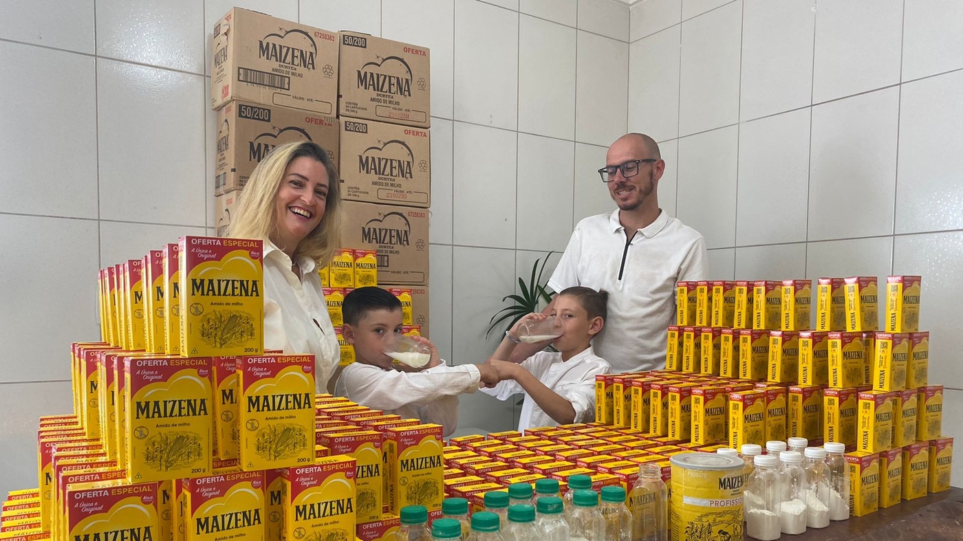 Theo (10 anos) e Augusto (7 anos) com os pais em Campinas (SP)  Foto: Arquivo pessoal
