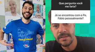 Evaristo Costa brinca sobre relação com padre Fábio de Melo: 'Desprazer'