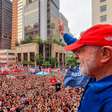 Aos 80 anos, Lula leva 'mar vermelho' para Av. Paulista para encerrar campanha