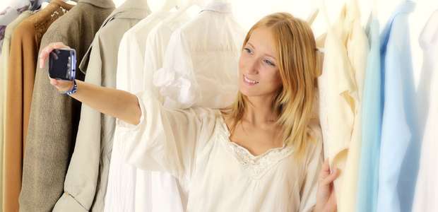 Selfie no provador! Número de curtidas ajuda a comprar roupa