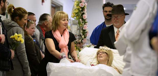 Mulher com câncer incurável se casa em cama de hospital