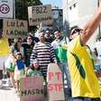 Fantasia de presidiário, caixão e placas: apoiadores de Flávio protestam contra Lula