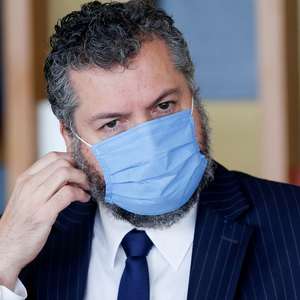 Bolsonaro pode afastar assessor para dar sobrevida a Ernesto