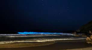 Jovem registra mar com brilho fluorescente em Florianópolis (SC)