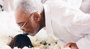 Gilberto Gil se despede de Preta Gil com beijo carinhoso