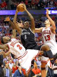 Andray Blatche (0) gana el rebote ante la marca de Nate Robinson (2) y Joakim Noah Foto: Nam Y. Huh / AP