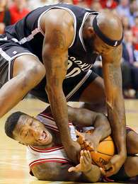 Reggie Evans intenta arrebatar el balón a Nate Robinson. Foto: Nam Y. Huh / AP