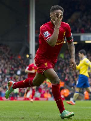 Sterling fez dois gols na história vitória do Liverpool Foto: AP