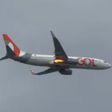 Motor de avião da Gol pega fogo após colisão com pássaro em Recife