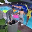 Participante desmaia após ser empurrada em piscina por colega em reality; veja