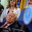 Trump é fotografado de olhos fechados; Casa Branca nega que ele dormia