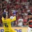 Goleiro conhecido por frangos se consagra como o herói do Estudiantes contra o Fla