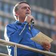 Bolsonaro usa slogan de Trump e justifica viagem ao EUA para 'não passar faixa a ladrão'