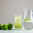 Água com limão pela manhã emagrece? Nutricionista responde