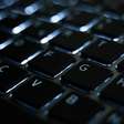 Você já notou um relevo no F e no J do seu teclado? A explicação é surpreendente