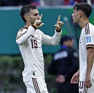 Muslera falha, e Espanha sai na frente do Uruguai; siga lances