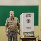 FHC vota sob aplausos e gritos contra e a favor de Temer