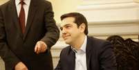 Alexis Tsipras, l&iacute;der do partido Syriza e vencedor das elei&ccedil;&otilde;es legislativas gregas, assina os pap&eacute;is nomeando-o como o primeiro-ministro de esquerda da Gr&eacute;cia depois de sua cerim&ocirc;nia de posse no pal&aacute;cio presidencial em Atenas, em 26 de janeiro  Foto: Yannis Behrakis / Reuters