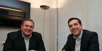 <p>L&iacute;der do partido de esquerda Syriza, Alexis Tsipras, recebe o l&iacute;der do partido de direita Gregos Independentes, Panos Kammenos, em Atenas</p>  Foto: Lefteris Pitarakis / Reuters