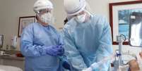 M&eacute;dicos intubando paciente de covid-19 nos EUA; procedimento exige medicamentos que relaxem e deixem sedada a musculatura  Foto: Reuters / BBC News Brasil