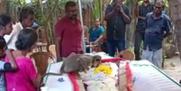 Macaco vai ao vel&oacute;rio de homem que o alimentava, chora e beija o falecido Foto: Reprodu&ccedil;&atilde;o/Tamil Mirror
