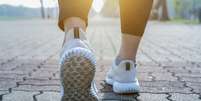 Andar para trás pode melhorar a estabilidade e equilíbrio do corpo  Foto: Getty Images / BBC News Brasil