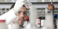 Cientista em laboratório  Foto: Getty Images / BBC News Brasil