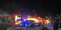 Bolsonaristas queimaram carros e tentaram invadir a sede da Polícia Federal em Brasília no final da noite desta segunda-feira, 12.  Foto: Estadão Conteúdo/Wilton Junior