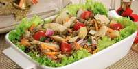 Guia da Cozinha - Salada de lentilha com bacalhau e legumes para começar 2023 com o pé direito!  Foto: Guia da Cozinha