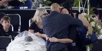 Marcia Aoki e Edinho se despedem de Pelé em velório nesta segunda-feira, 2, na Vila Belmiro Foto: REUTERS/Diego Vara