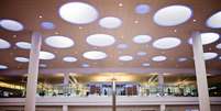 Aeroporto Internacional de Winnipeg, Canad&aacute;: a rainha Elizabeth II e seu esposo, o Duque de Edimburgo, foram os primeiros passageiros a aterrissar no novo terminal do Aeroporto Internacional de Winnipeg, em outubro do ano passado. O famoso arquiteto argentino Cesar Pelli, conhecido por ter criado as Torres Petrona, na Mal&aacute;sia, foi o respons&aacute;vel de projetar este moderno terminal do aeroporto canadense com muita luminosidade e beleza est&eacute;tica  Foto: Divulga&ccedil;&atilde;o