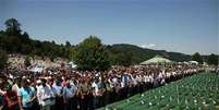 <p>Pelo menos 150 dos suspeitos b&oacute;snios participaram no massacre de Srebrenica, em 1995, em que for&ccedil;as de seguran&ccedil;a da S&eacute;rvia e da B&oacute;snia assassinaram cerca de 8 mil&nbsp;homens e crian&ccedil;as mu&ccedil;ulmanas</p>  Foto: Dado Ruvic / Reuters