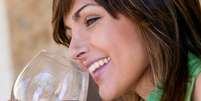 O consumo diário de 15 g a 30 g de álcool, o que corresponde a até dois cálices de vinho, estaria relacionado a efeitos positivos  Foto: Getty Images 