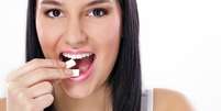 A goma de mascar mostra cada vez mais benefícios para a saúde bucal, como o auxílio na higienização dos dentes.  Foto: Shutterstock
