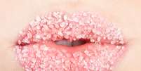 Esfoliação caseira com açúcar e mel remove as células mortas devolvendo a maciez dos lábios  Foto: Shutterstock