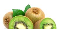 O kiwi tem propriedades antioxidantes, anti-inflamatórias, antiagregantes plaquetárias, redutoras de triglicerídios e atividade antibacteriana.  Foto: Shutterstock