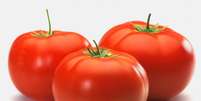 Além de ter poucas calorias, o tomate protege a pele contra os raios infravermelhos, previne contra certos tipos de câncer e diminui o colesterol  Foto: Getty Images 