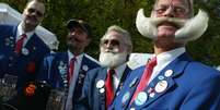 O bigode de Karl Heinz-Hille (à dir) já lhe rendeu diversos prêmios em competições de bigode mundo afora  Foto: Getty Images 