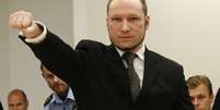 Anders Behring Breivik, autor de um duplo atentado que matou 77 pessoas na Noruega, faz sauda&ccedil;&atilde;o de ultradireita antes de seu julgamento   Foto: AFP