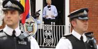 <p>O fundador do WikiLeaks, Julian Assange, durante pronunciamento da janela da embaixada do Equador em Londres</p>  Foto: Reuters