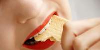 Para ter 100% de sucesso quando um dente sai completamente da boca, o reimplante deve ocorrer nos 10 minutos seguintes ao trauma ou ser armazenado no leite. Se o dente for colocado em um recipiente com leite, esse tempo de 10 minutos passa para seis horas e, nesse período, é possível procurar atendimento médico.<br />  Foto: Shutterstock