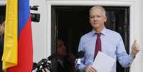 <p>Imagem do dia 19 de agosto de 2012 mostra Assange na janela da embaixada do Equador em Londres</p>  Foto: Reuters