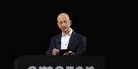 <p>O CEO da Amazon, Jeff Bezos, em demonstração do Kindle Paperwhite em setembro de 2012</p>  Foto: Gus Ruelas / Reuters