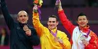 Arthur Zanetti (centro) fez história ao conquistar primeira medalha olímpica da história da ginástica artística brasileira  Foto: Getty Images 