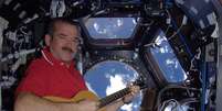 Chris Hadfield divulgou em seu Twitter imagem sua tocando violão  Foto: Twitter / Reprodução