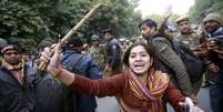 Manifestante segura bastão durante protesto em Nova Délhi, Índia  Foto: Reuters