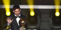 <p>Messi agradece aplausos durante a Bola de Ouro referente a 2012: prêmio do argentino nunca correu tanto perigo</p>  Foto: AFP