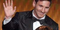 Messi recebeu sua quarta Bola de Ouro, da FIFA, vestindo um smoking de poá da Dolce & Gabbana   Foto: Getty Images 