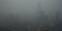 Arranha-céus de Pequim se perdem em meio à densa nuvem de poluição no céu de Pequim  Foto: AP