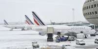 <p>Avi&otilde;es da Air France estacionados no aeroporto Charles-de-Gaulle, nos arredores de Paris</p>  Foto: AFP
